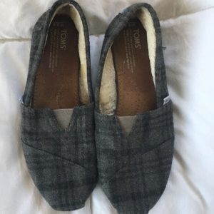 Women’s grey Toms, lined with fur, plaid pattern